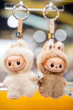 Bangkok, Tayland - 4 Eylül 2025: Pop Mart 'ın kör kutusundan alınmış oyuncak Labubu makarna anahtar zinciri koleksiyonu, Sevgi İçin Monster Pin Serisi popüler oyuncakları