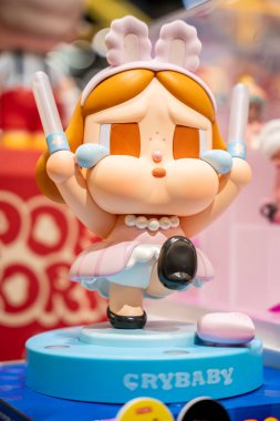 Bangkok, Tayland - 4 Eylül 2025: CRYBABY SHINY Serisi - Popmart Store 'da sergilenen lamba sanat oyuncağı.