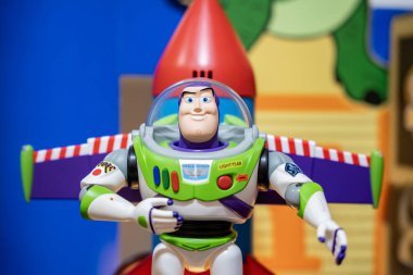 Bangkok, Tayland - 4 Eylül 2025: Oyuncak Hikayesi sergisi Buzz Işıkyılı ile, ünlü bir sinema karakteri.