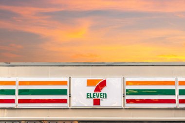 Bangkok, Tayland - 9 Aralık 2025: Günbatımında gökyüzü arka planına karşı 7 Eleven Market Binası.