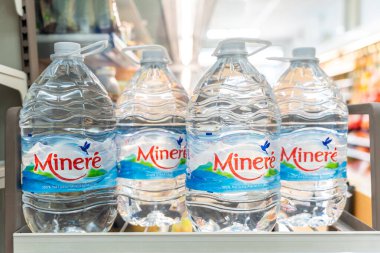 Bangkok, Tayland - 9 Aralık 2025: Bir rafta sergilenen bir dizi Minere maden suyu