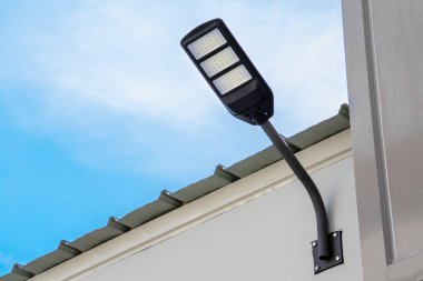 Beton duvardaki güneş ışığı yolu aydınlatır ve sabah güzel mavi gökyüzü manzaralı evin içinde yürümesini sağlar..