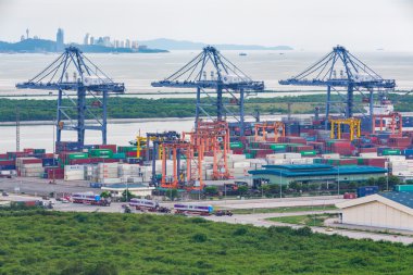 Bangkok, Tayland - 28 Eylül 2015: Konteyner kargo navlun