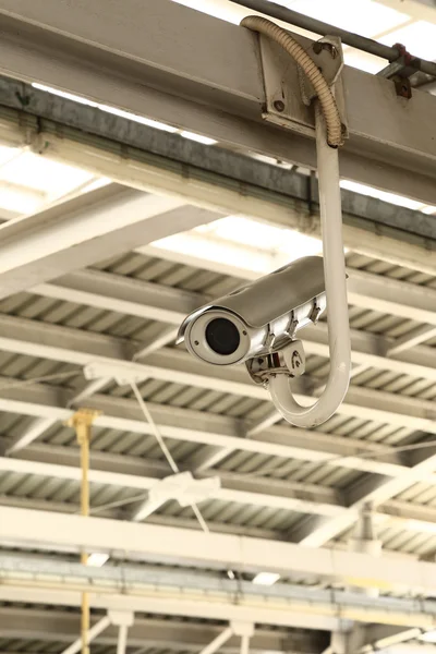 La cámara de seguridad en la plataforma de la estación de skytrain - Selectivo — Foto de Stock