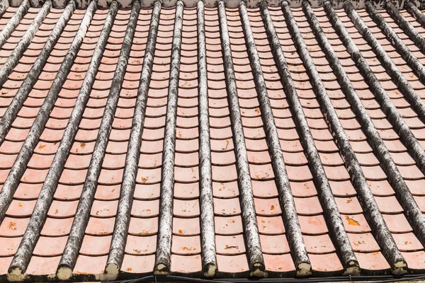 Régi cserép tető textúra. Elöregedett felszíni ősi tető — Stock Fotó