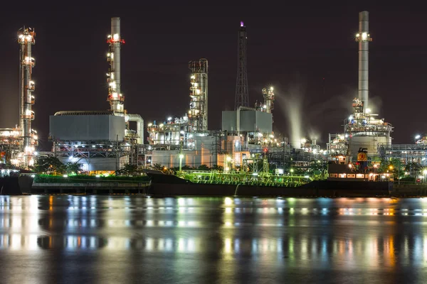 Tanker ropné rafinerie v noční době — Stock fotografie