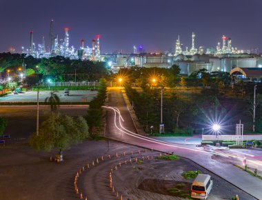 Petrol rafineri sanayi tesisleri panorama resim gece zaman.