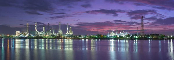 Petrolero Refinería de petróleo al atardecer —  Fotos de Stock