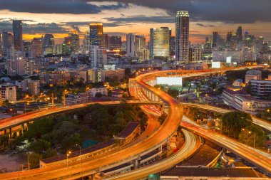 Bina Modern iş bölgesi Bangkok manzara. S-şekilli