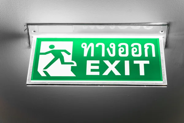 Sinal de saída de emergência com alfabeto tailandês . — Fotografia de Stock