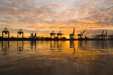 Konteyner kargo yük gemi silueti sabah, Bangk