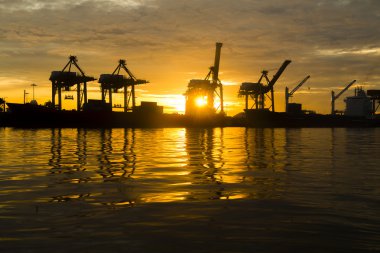 Konteyner kargo yük gemi silueti sabah Bangkok adlı