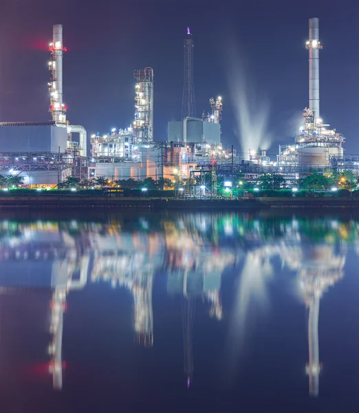 Rafinérie ropy s vodní páry, petrochemický průmysl v noci scen — Stock fotografie