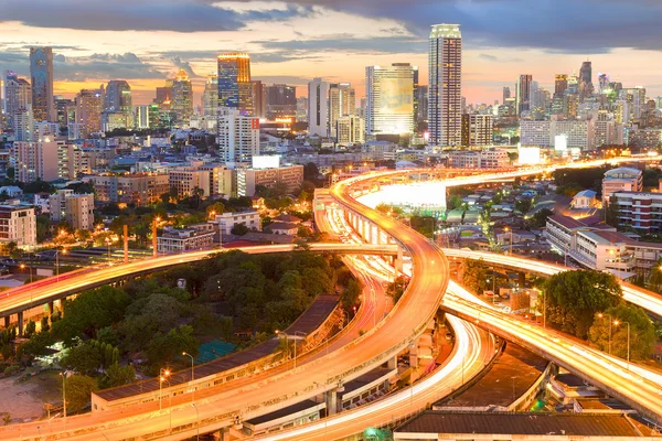 Ландшафтное строительство современного делового района Бангкока. S-образная — стоковое фото