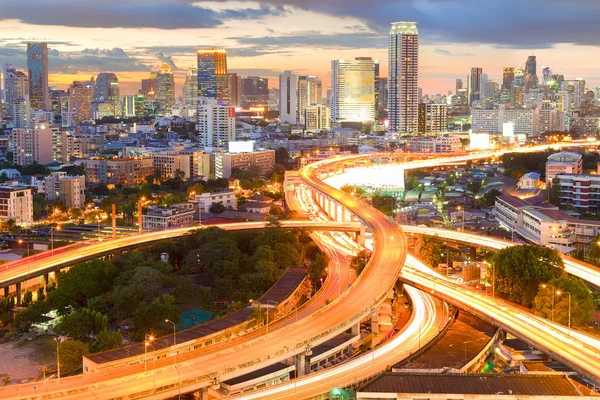 Liggande byggnad moderna business district i centrala Bangkok. S-formad — Stockfoto