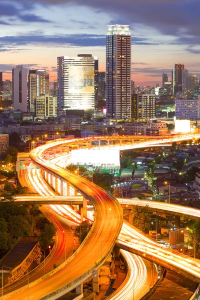 Liggande byggnad moderna business district i centrala Bangkok. S-formad — Stockfoto