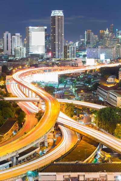 Liggande byggnad moderna business district i centrala Bangkok. S-formad — Stockfoto