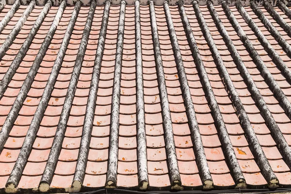 Régi cserép tető textúra. Elöregedett felszíni ősi tető — Stock Fotó
