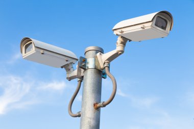 Mavi gökyüzü - seçici odak karşı iki güvenlik kameraları
