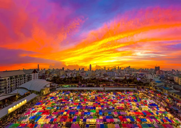 Ptak oczy widokiem Talad Rod Fai Night Market — Zdjęcie stockowe