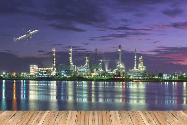 Tanker ropné rafinérie závod za soumraku s letadlo letící nad — Stock fotografie