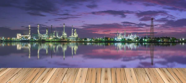 Tanker ropné rafinerie na twilight — Stock fotografie