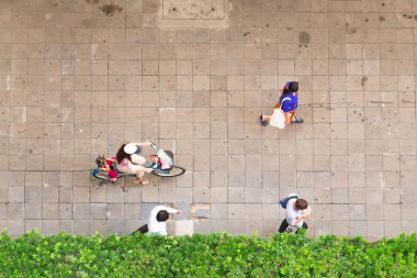 İş alanında yürüyen insanların en üst görünümü. 