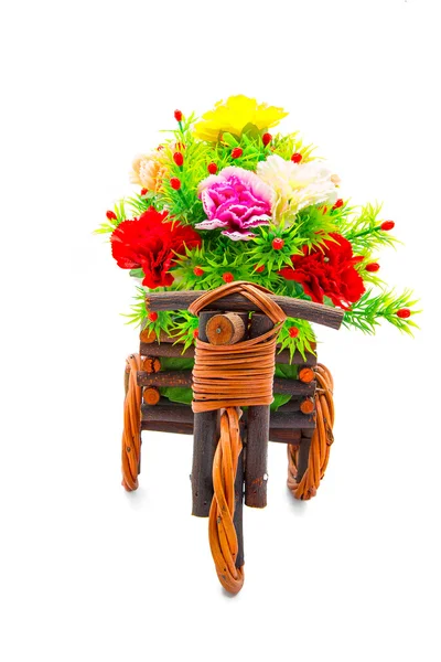 Vacker och färgstark blomma bukett i trä korg i bil sh — Stockfoto