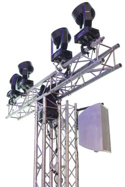 Fuar aydınlatma standı ile dört sahne ışıkları üzerinde beyaz izole