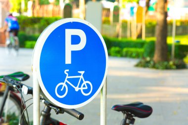 Kamu parkında bisiklet parkı tabelası