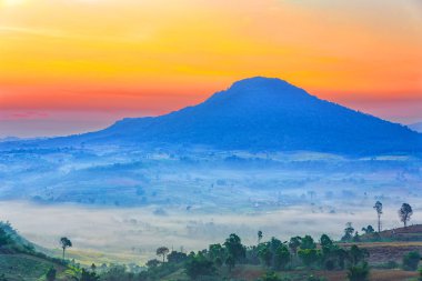 Güzel Gündoğumu, Khao-kho Phetchabun, Tayland 'da dağlar.