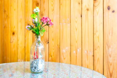 Ahşap backg izole cam çiçekler vazoda güzel buket