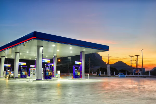 Benzinestation bij zonsondergang. — Stockfoto