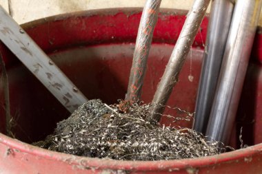 Kırmızı çöpe at.