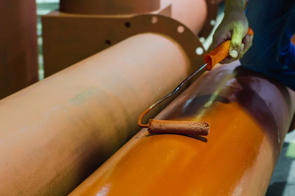 Fabrikadaki paslanmaz boyalı çelik borular. Kırmızı demir boru.