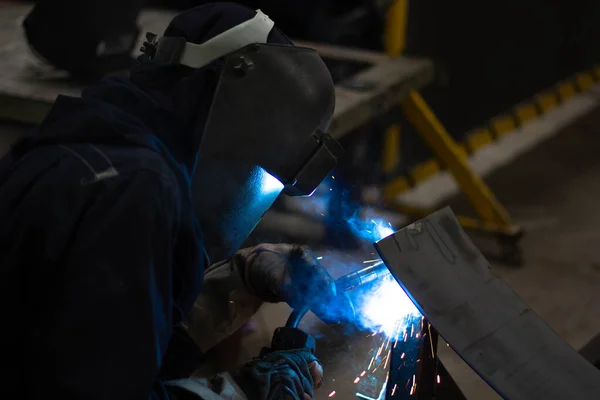 Trabalhadores Metal Usam Trabalho Manual Soldador Qualificado Trabalhadores Fábrica Que — Fotografia de Stock