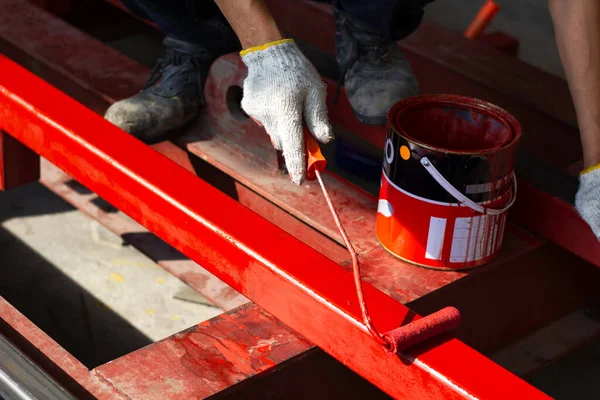 Fabrikadaki paslanmaz boyalı çelik borular. Kırmızı demir boru.