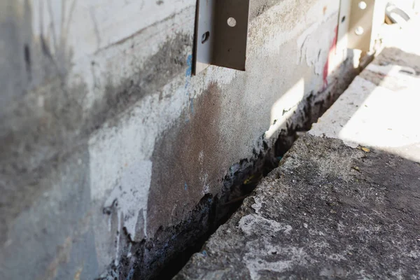 Binanın zemininde çatlaklar var. Binanın çökmesinden kaynaklanan havan çatlakları..