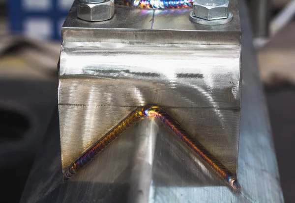 Paslanmaz çeliğin argon ile kaynaşması. Argon kaynaklama