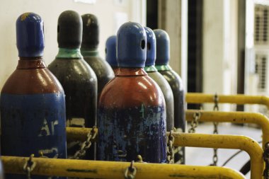 Oksijen tüpü iyi acıyor. Fabrikadaki oksijen tankı. Fabrikadaki eski argon deposu..