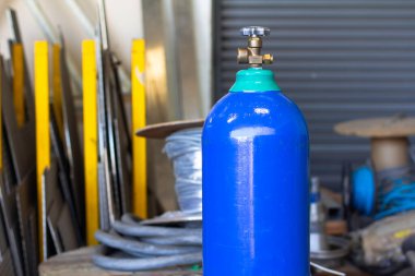 Oksijen tüpü iyi acıyor. Fabrikadaki oksijen tankı. Fabrikadaki eski argon deposu..