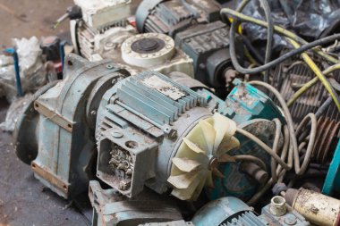 Eski motor yerde yatıyordu. Eski motor hurdaya çıktı. Paslı eski motor. Eski motor prova için bekliyor..