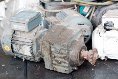 Eski motor yerde yatıyordu. Eski motor hurdaya çıktı. Paslı eski motor