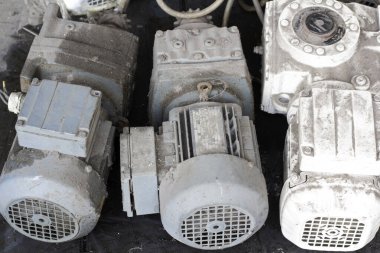 Eski motor yerde yatıyordu. Eski motor hurdaya çıktı. Paslı eski motor