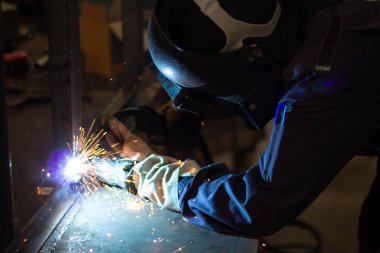 Metal işçileri amelelik, becerikli kaynakçılık, fabrika işçileri OT yapıyor. Kaynakçı fabrikadaki çeliği kaynaklıyor..