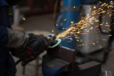 Metal işçileri amelelik yapar. Yetenekli kaynakçılar. Teknisyenler çeliği kesmek için çelik kesici aletler kullanır. Metal kesimi. İşçi çeliği kesmek için gaz kullanır..