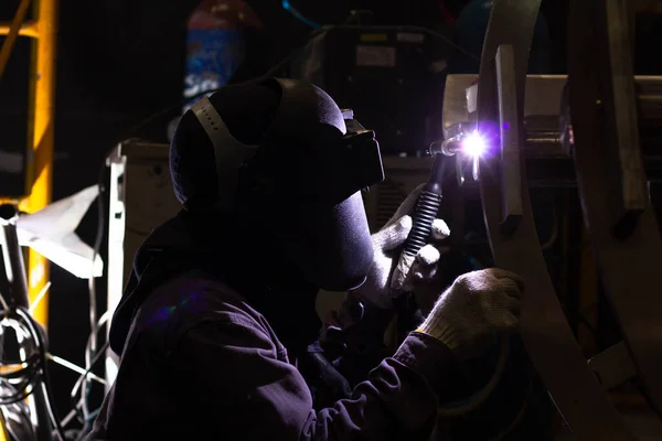 Pracownicy Metalowi Używają Robotników Fizycznych Spawaczy Wykwalifikowanych Robotników Fabrycznych Wykonujących — Zdjęcie stockowe