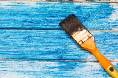 Boya fırçaları beyaz masada. Ahşabı maviye boya..