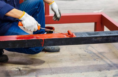 Fabrikadaki paslanmaz boyalı çelik borular. Kırmızı demir boru. Paslanmaz boya, su boruları.