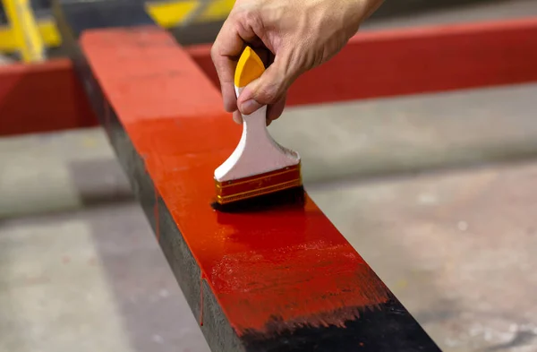 Fabrikadaki paslanmaz boyalı çelik borular. Kırmızı demir boru. Paslanmaz boya, su boruları.